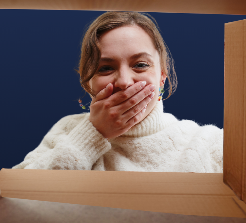 vrouw kijkt in doos cadeau